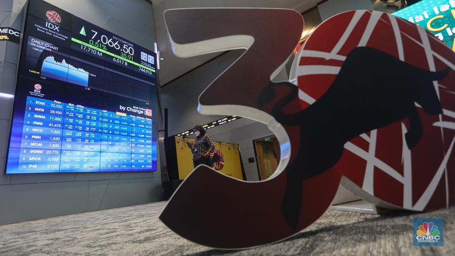 Karyawan beraktivitas di dekat layar pergerakan Indeks Harga Saham Gabungan (IHSG) di Bursa Efek Indonesia (BEI), Jakarta, Rabu (23/11/2022). IHSG ditutup menguat 0,33 persen atau 23,53 poin ke 7.054,12 pada akhir perdagangan, sebanyak 249 saham menguat, 255 saham melemah, dan 199 saham stagnan. (²©²ÊÍøÕ¾/Andrean Kristianto)