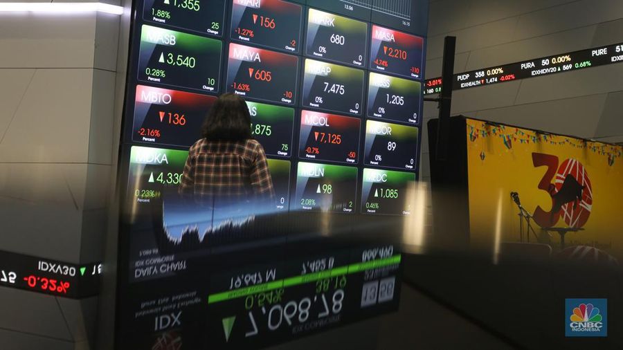 Karyawan beraktivitas di dekat layar pergerakan Indeks Harga Saham Gabungan (IHSG) di Bursa Efek Indonesia (BEI), Jakarta, Rabu (23/11/2022). IHSG ditutup menguat 0,33 persen atau 23,53 poin ke 7.054,12 pada akhir perdagangan, sebanyak 249 saham menguat, 255 saham melemah, dan 199 saham stagnan. (վ/Andrean Kristianto)