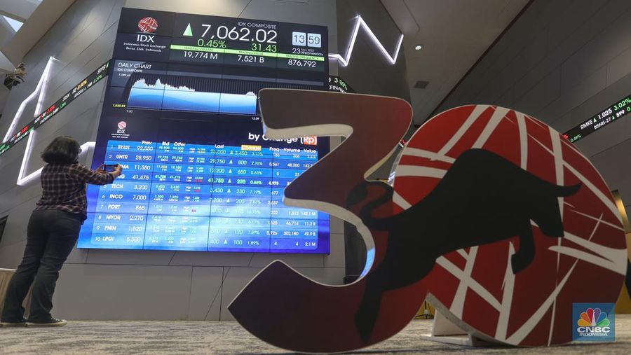 Karyawan beraktivitas di dekat layar pergerakan Indeks Harga Saham Gabungan (IHSG) di Bursa Efek Indonesia (BEI), Jakarta, Rabu (23/11/2022). IHSG ditutup menguat 0,33 persen atau 23,53 poin ke 7.054,12 pada akhir perdagangan, sebanyak 249 saham menguat, 255 saham melemah, dan 199 saham stagnan. (²©²ÊÍøÕ¾/Andrean Kristianto)