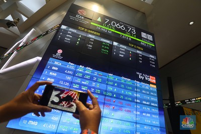 IHSG Karyawan beraktivitas di dekat layar pergerakan Indeks Harga Saham Gabungan (IHSG) di Bursa Efek Indonesia (BEI), Jakarta, Rabu (23/11/2022). IHSG ditutup menguat 0,33 persen atau 23,53 poin ke 7.054,12 pada akhir perdagangan, sebanyak 249 saham menguat, 255 saham melemah, dan 199 saham stagnan. (CNBC Indonesia/Andrean Kristianto)