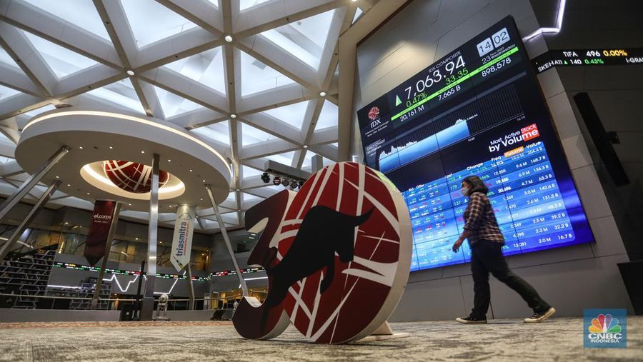 Karyawan beraktivitas di dekat layar pergerakan Indeks Harga Saham Gabungan (IHSG) di Bursa Efek Indonesia (BEI), Jakarta, Rabu (23/11/2022). IHSG ditutup menguat 0,33 persen atau 23,53 poin ke 7.054,12 pada akhir perdagangan, sebanyak 249 saham menguat, 255 saham melemah, dan 199 saham stagnan. (վ/Andrean Kristianto)