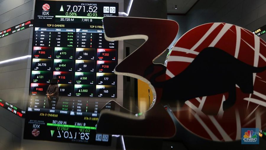 Karyawan beraktivitas di dekat layar pergerakan Indeks Harga Saham Gabungan (IHSG) di Bursa Efek Indonesia (BEI), Jakarta, Rabu (23/11/2022). IHSG ditutup menguat 0,33 persen atau 23,53 poin ke 7.054,12 pada akhir perdagangan, sebanyak 249 saham menguat, 255 saham melemah, dan 199 saham stagnan. (վ/Andrean Kristianto)