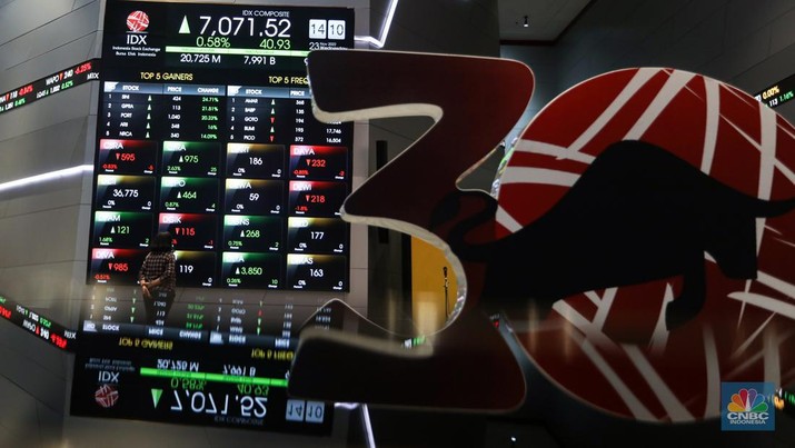 IHSG Karyawan beraktivitas di dekat layar pergerakan Indeks Harga Saham Gabungan (IHSG) di Bursa Efek Indonesia (BEI), Jakarta, Rabu (23/11/2022). IHSG ditutup menguat 0,33 persen atau 23,53 poin ke 7.054,12 pada akhir perdagangan, sebanyak 249 saham menguat, 255 saham melemah, dan 199 saham stagnan. (CNBC Indonesia/Andrean Kristianto)