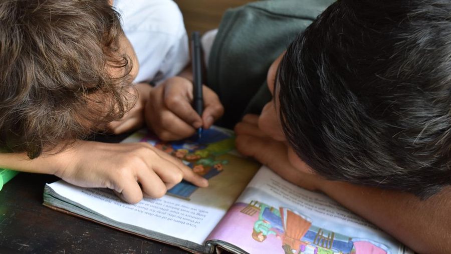 Anak sedang membaca