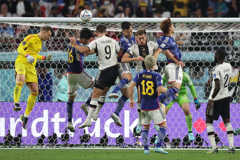 Suporter Jepang melakukan aksi bersih-bersih stadion usai kemenangan bersejarah atas Jerman di Piala Dunia 2022. (Getty Images/Alex Grimm) Suporter Jepang melakukan aksi bersih-bersih stadion usai kemenangan bersejarah atas Jerman di Piala Dunia 2022. (Getty Images/Alex Grimm)