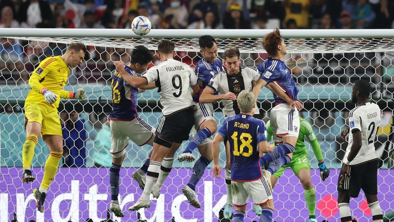 Suporter Jepang melakukan aksi bersih-bersih stadion usai kemenangan bersejarah atas Jerman di Piala Dunia 2022. (Getty Images/Alex Grimm)