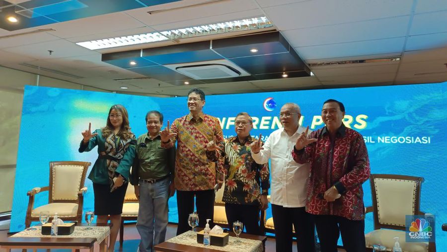 Menteri Koordinator Bidang Kemaritiman dan Investasi (Menko Marves) Luhut Binsar Panjaitan mengusulkan kepada Task Force Montara membuatkan koperasi agar pembagian ganti rugi dapat dikelola secara profesional untuk para nelayan di perairan Nusa Tenggara Timur yang terdampak dari ledakan anjungan minyak Montara. (CNBC Indonesia/Martya Rizky)