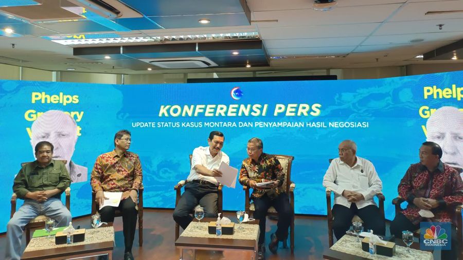 Menteri Koordinator Bidang Kemaritiman dan Investasi (Menko Marves) Luhut Binsar Panjaitan mengusulkan kepada Task Force Montara membuatkan koperasi agar pembagian ganti rugi dapat dikelola secara profesional untuk para nelayan di perairan Nusa Tenggara Timur yang terdampak dari ledakan anjungan minyak Montara. (CNBC Indonesia/Martya Rizky)