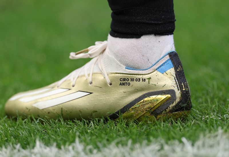 Messi memakai sepatu barunya untuk pertama kalinya dalam pertandingan pembuka Argentina melawan Arab Saudi. (Getty Images/Amin Mohammad Jamali)