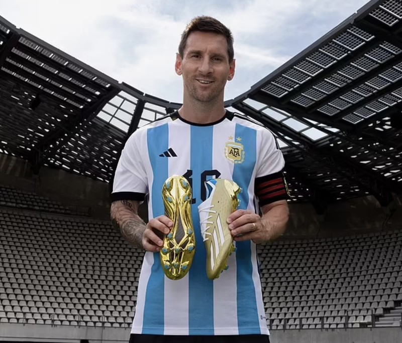 Messi memakai sepatu barunya untuk pertama kalinya dalam pertandingan pembuka Argentina melawan Arab Saudi. (Getty Images/Amin Mohammad Jamali)