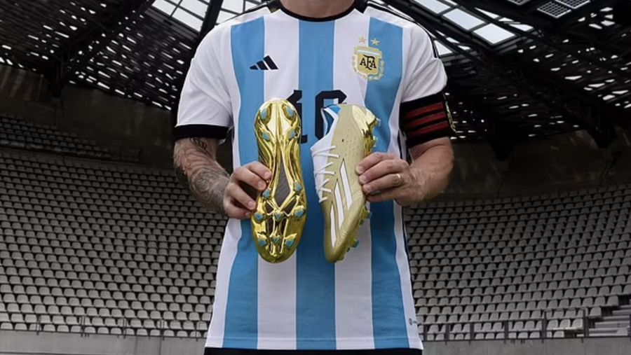 Messi memakai sepatu barunya untuk pertama kalinya dalam pertandingan pembuka Argentina melawan Arab Saudi. (Getty Images/Amin Mohammad Jamali)