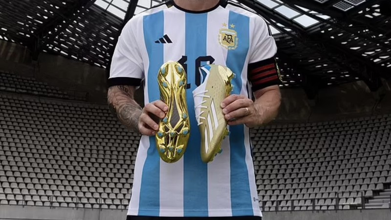 Messi memakai sepatu barunya untuk pertama kalinya dalam pertandingan pembuka Argentina melawan Arab Saudi. (Getty Images/Amin Mohammad Jamali)