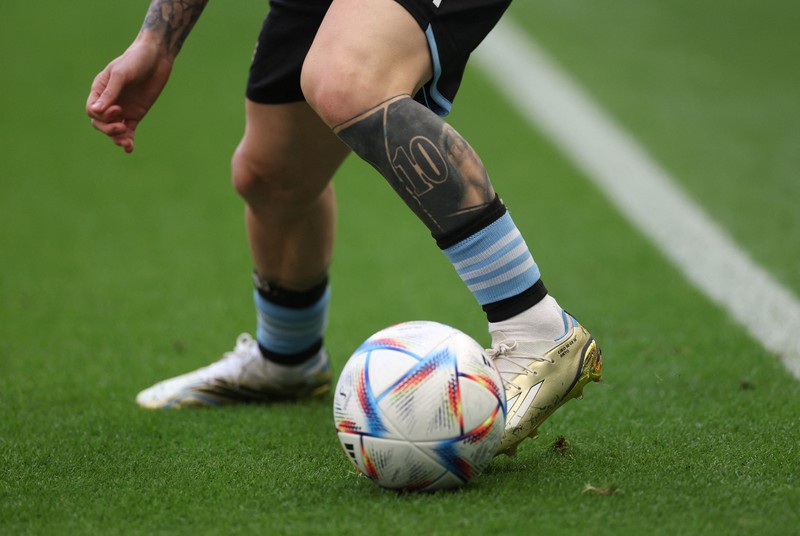 Messi memakai sepatu barunya untuk pertama kalinya dalam pertandingan pembuka Argentina melawan Arab Saudi. (Getty Images/Amin Mohammad Jamali)