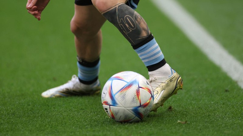 Messi memakai sepatu barunya untuk pertama kalinya dalam pertandingan pembuka Argentina melawan Arab Saudi. (Getty Images/Amin Mohammad Jamali)