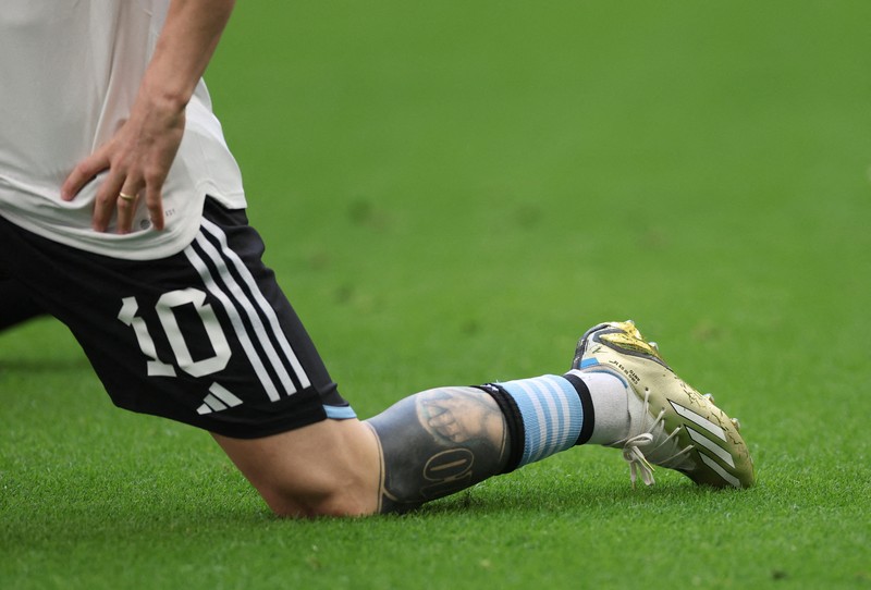 Messi memakai sepatu barunya untuk pertama kalinya dalam pertandingan pembuka Argentina melawan Arab Saudi. (Getty Images/Amin Mohammad Jamali)