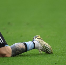 Close Up Sepatu Emas Lionel Messi, Harga Sepasang Rp 4,6 Juta