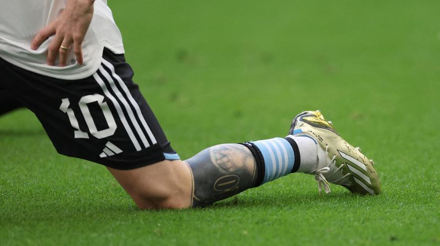 Messi memakai sepatu barunya untuk pertama kalinya dalam pertandingan pembuka Argentina melawan Arab Saudi. (Getty Images/Amin Mohammad Jamali)