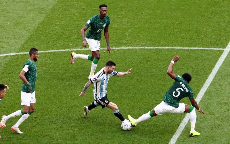 Messi memakai sepatu barunya untuk pertama kalinya dalam pertandingan pembuka Argentina melawan Arab Saudi. (Getty Images/Amin Mohammad Jamali)