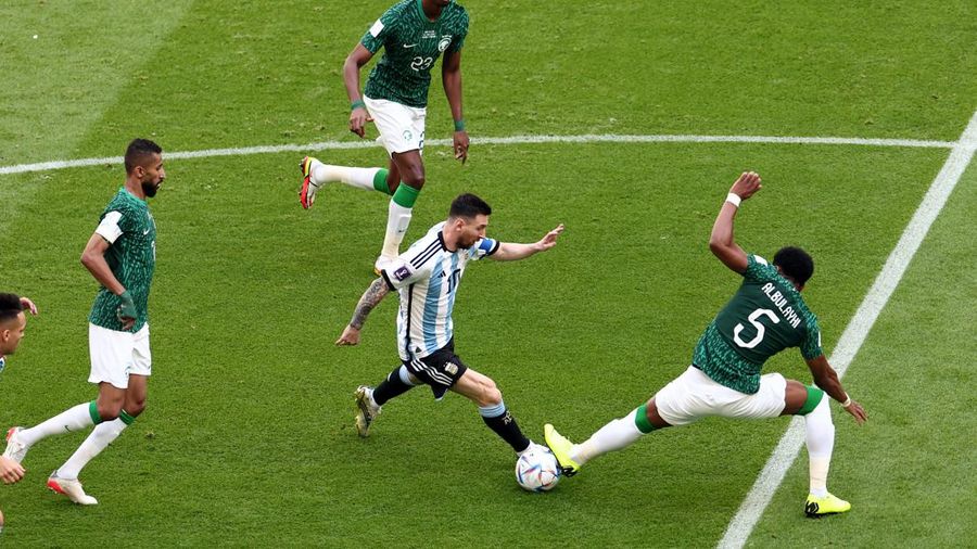 Messi memakai sepatu barunya untuk pertama kalinya dalam pertandingan pembuka Argentina melawan Arab Saudi. (REUTERS/Marko Djurica)