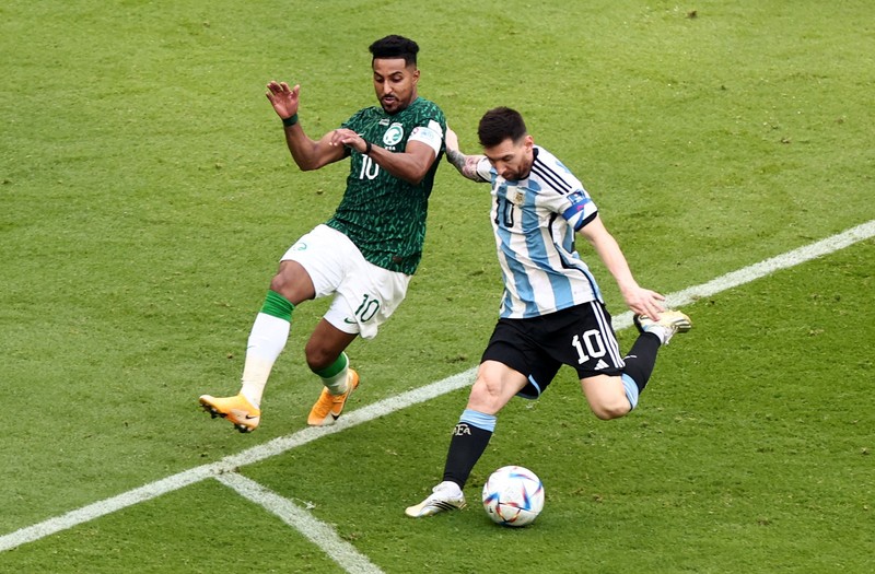 Messi memakai sepatu barunya untuk pertama kalinya dalam pertandingan pembuka Argentina melawan Arab Saudi. (Getty Images/Amin Mohammad Jamali) Messi memakai sepatu barunya untuk pertama kalinya dalam pertandingan pembuka Argentina melawan Arab Saudi. (Getty Images/Amin Mohammad Jamali)