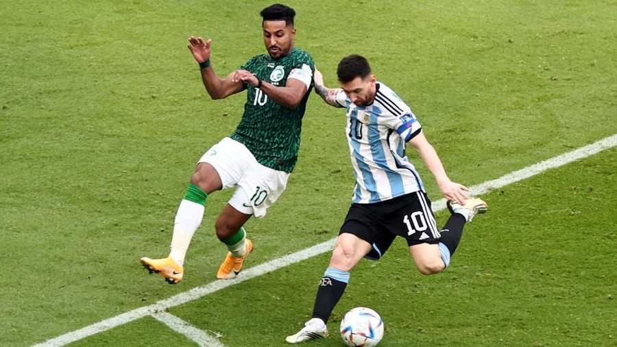 Messi memakai sepatu barunya untuk pertama kalinya dalam pertandingan pembuka Argentina melawan Arab Saudi. (REUTERS/Marko Djurica)
