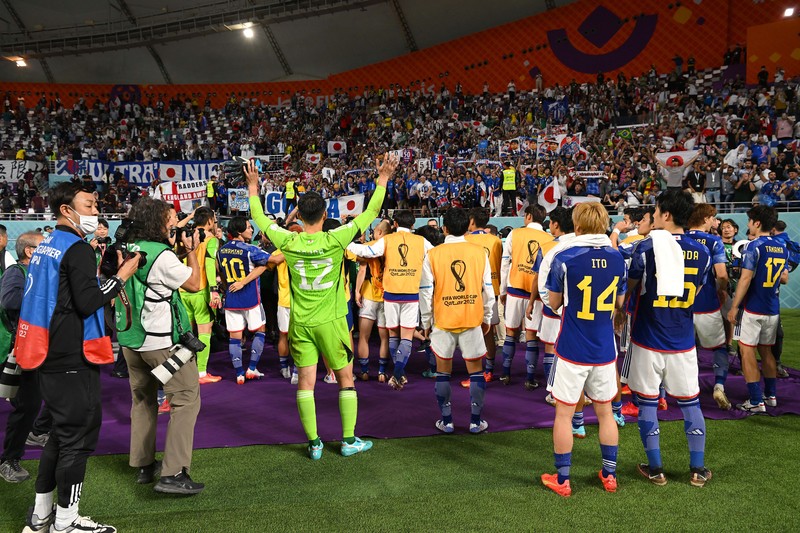 Suporter Jepang melakukan aksi bersih-bersih stadion usai kemenangan bersejarah atas Jerman di Piala Dunia 2022. (Getty Images/Alex Grimm) Suporter Jepang melakukan aksi bersih-bersih stadion usai kemenangan bersejarah atas Jerman di Piala Dunia 2022. (Getty Images/Alex Grimm)