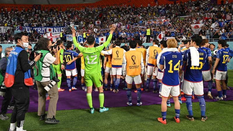 Suporter Jepang melakukan aksi bersih-bersih stadion usai kemenangan bersejarah atas Jerman di Piala Dunia 2022. (Getty Images/Alex Grimm)