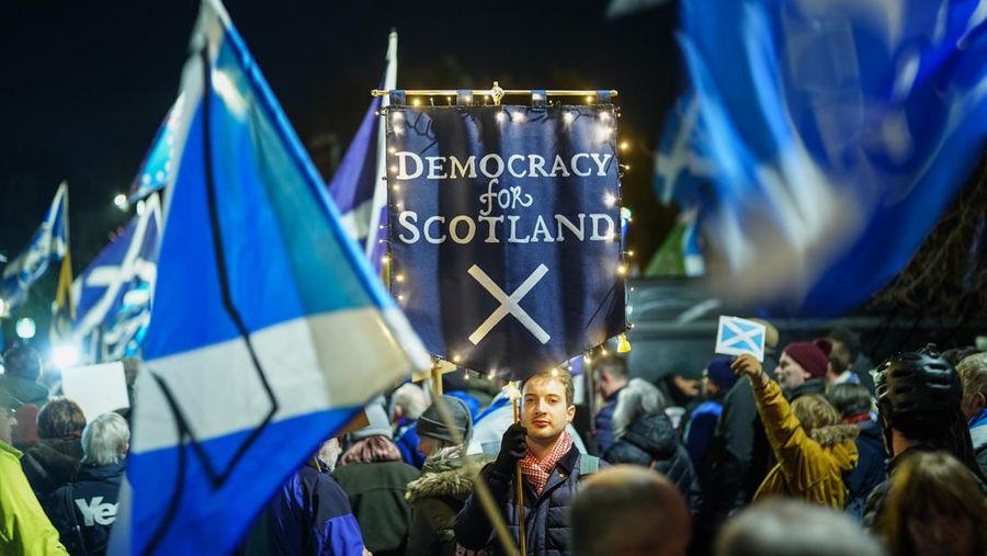 Pendukung Kemerdekaan Skotlandia terlihat dalam demo di luar Holyrood, Parlemen Skotlandia, pada 23 November 2022 di Edinburgh, Skotlandia. Sebelumnya hari ini, hakim Mahkamah Agung Inggris dengan suara bulat menolak argumen pemerintah Skotlandia bahwa mereka dapat mengadakan referendum kemerdekaan kedua. (Getty Images/Peter Summers)