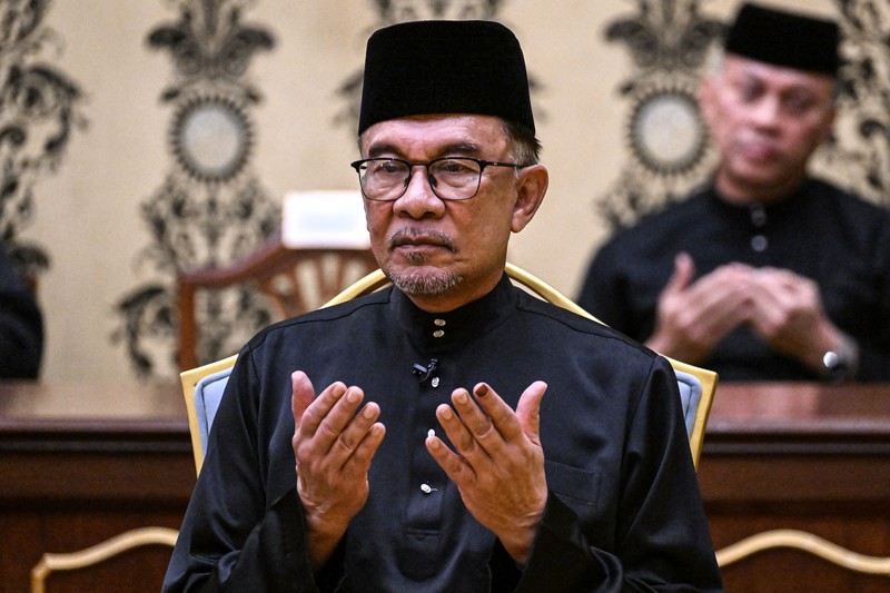 Datuk Seri Anwar Ibrahim resmi dilantik sebagai Perdana Menteri Malaysia setelah mengucapkan sumpah di Istana Negara, Kamis (24/11/2022). Perdana Menteri baru Malaysia Anwar Ibrahim melambai pada fotografer saat ia tiba di Istana Nasional di Kuala Lumpur, Malaysia, 24 November 2022. (Fazry Ismail/Pool via REUTERS)