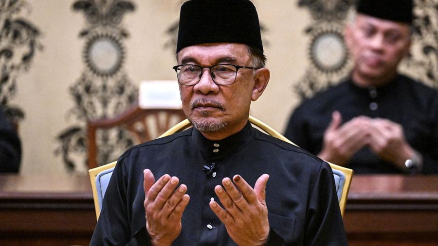 Perdana Menteri Malaysia yang baru diangkat Anwar Ibrahim berdoa setelah mengambil sumpah selama upacara pengambilan sumpah di Istana Nasional di Kuala Lumpur pada 24 November 2022.