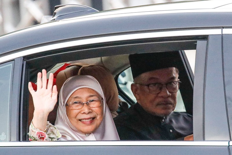 Perdana Menteri Malaysia yang baru diangkat Anwar Ibrahim (kanan) dan istrinya Wan Azizah Wan Ismail (kiri) pergi setelah upacara pengambilan sumpah di Istana Nasional di Kuala Lumpur pada 24 November 2022. Perdana Menteri Malaysia yang baru diangkat Anwar Ibrahim (kanan) dan istrinya Wan Azizah Wan Ismail (kiri) pergi setelah upacara pengambilan sumpah di Istana Nasional di Kuala Lumpur pada 24 November 2022. (FAZRY ISMAIL/POOL/AFP via Getty Images )