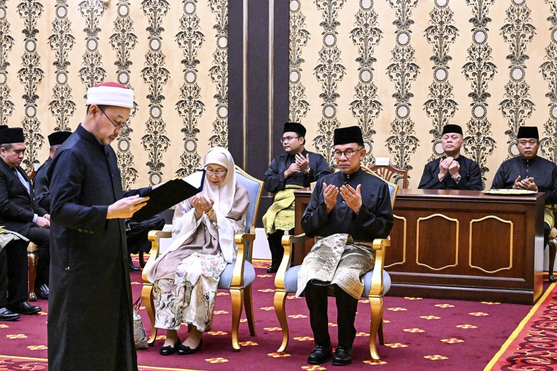 Perdana Menteri Malaysia yang baru diangkat Anwar Ibrahim (kanan) dan istrinya Wan Azizah Wan Ismail (kiri) pergi setelah upacara pengambilan sumpah di Istana Nasional di Kuala Lumpur pada 24 November 2022. Perdana Menteri Malaysia yang baru diangkat Anwar Ibrahim (kanan) dan istrinya Wan Azizah Wan Ismail (kiri) pergi setelah upacara pengambilan sumpah di Istana Nasional di Kuala Lumpur pada 24 November 2022. (FAZRY ISMAIL/POOL/AFP via Getty Images )