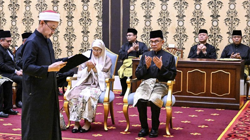 Raja Malaysia Sultan Abdullah Sultan Ahmad Shah (kanan) dan Perdana Menteri Malaysia yang baru diangkat Anwar Ibrahim (kiri) mengambil bagian dalam upacara pengambilan sumpah di Istana Nasional di Kuala Lumpur pada 24 November 2022. (MOHD RASFAN/POOL/AFP via Gambar Getty)