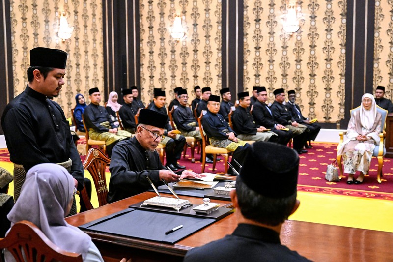Perdana Menteri Malaysia yang baru diangkat Anwar Ibrahim (kanan) dan istrinya Wan Azizah Wan Ismail (kiri) pergi setelah upacara pengambilan sumpah di Istana Nasional di Kuala Lumpur pada 24 November 2022. Perdana Menteri Malaysia yang baru diangkat Anwar Ibrahim (kanan) dan istrinya Wan Azizah Wan Ismail (kiri) pergi setelah upacara pengambilan sumpah di Istana Nasional di Kuala Lumpur pada 24 November 2022. (FAZRY ISMAIL/POOL/AFP via Getty Images )