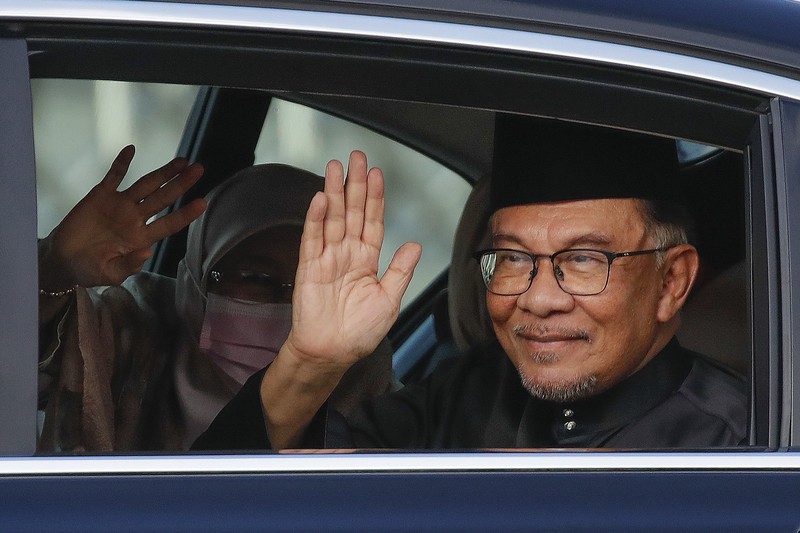 Wan Azizah, istri Perdana Menteri baru Malaysia Anwar Ibrahim, memberi isyarat di luar rumah mereka di Kajang, Malaysia 24 November 2022. (REUTERS/Lai Seng Sin)