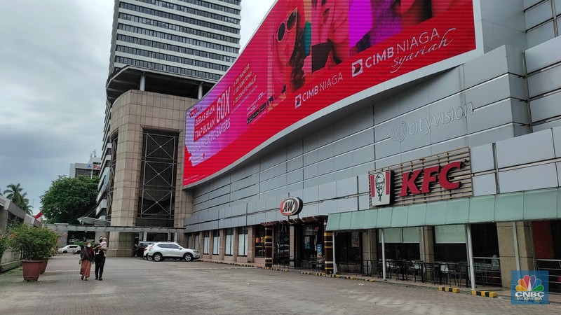 Pertokoan Ratu Plaza yang identik dengan elektronik dan gadget ini mulai ditinggal pembeli dan penjualnya. Pertokoan Ratu Plaza yang identik dengan elektronik dan gadget ini mulai ditinggal pembeli dan penjualnya. (CNBC Indonesia/Andrean Kristianto)