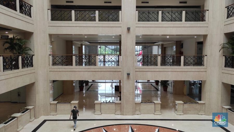 Pertokoan Ratu Plaza yang identik dengan elektronik dan gadget ini mulai ditinggal pembeli dan penjualnya. (CNBC Indonesia/Andrean Kristianto)
