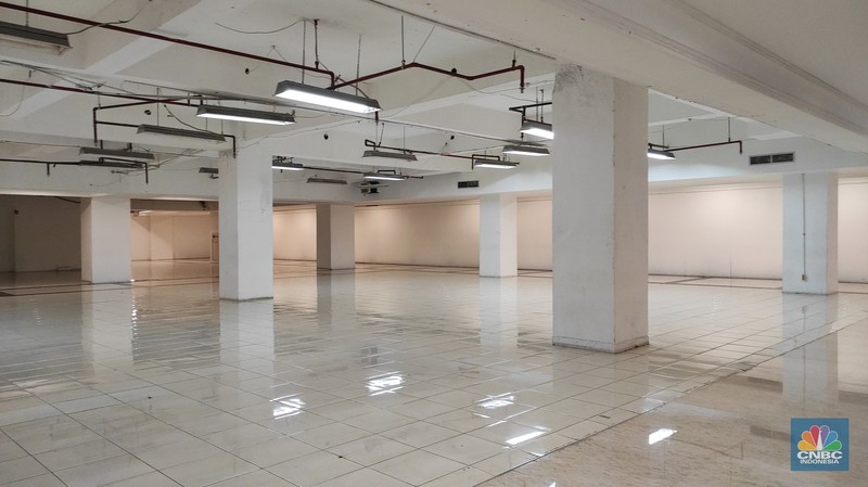 Pertokoan Ratu Plaza yang identik dengan elektronik dan gadget ini mulai ditinggal pembeli dan penjualnya. Pertokoan Ratu Plaza yang identik dengan elektronik dan gadget ini mulai ditinggal pembeli dan penjualnya. (CNBC Indonesia/Andrean Kristianto)