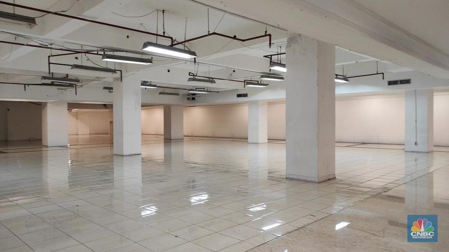 Pertokoan Ratu Plaza yang identik dengan elektronik dan gadget ini mulai ditinggal pembeli dan penjualnya. (CNBC Indonesia/Andrean Kristianto)