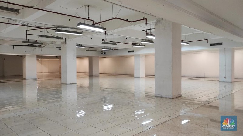 Pertokoan Ratu Plaza yang identik dengan elektronik dan gadget ini mulai ditinggal pembeli dan penjualnya. (CNBC Indonesia/Andrean Kristianto)