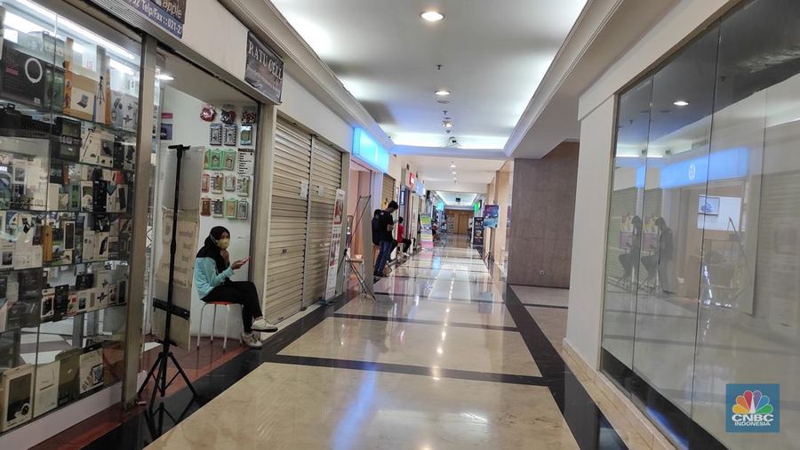 Pertokoan Ratu Plaza yang identik dengan elektronik dan gadget ini mulai ditinggal pembeli dan penjualnya. (CNBC Indonesia/Andrean Kristianto)