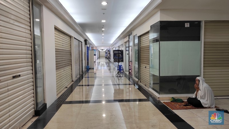 Pertokoan Ratu Plaza yang identik dengan elektronik dan gadget ini mulai ditinggal pembeli dan penjualnya. Pertokoan Ratu Plaza yang identik dengan elektronik dan gadget ini mulai ditinggal pembeli dan penjualnya. (CNBC Indonesia/Andrean Kristianto)