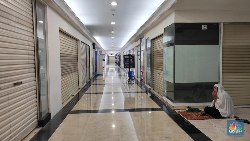 Pertokoan Ratu Plaza yang identik dengan elektronik dan gadget ini mulai ditinggal pembeli dan penjualnya. (CNBC Indonesia/Andrean Kristianto)