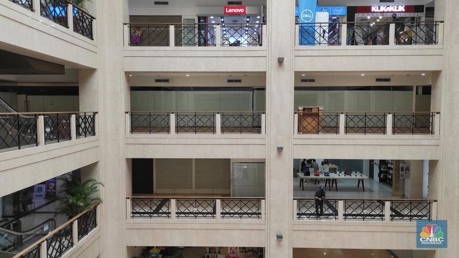 Pertokoan Ratu Plaza yang identik dengan elektronik dan gadget ini mulai ditinggal pembeli dan penjualnya. (CNBC Indonesia/Andrean Kristianto)