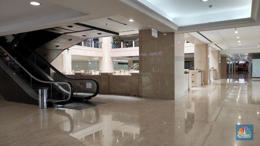 Pertokoan Ratu Plaza yang identik dengan elektronik dan gadget ini mulai ditinggal pembeli dan penjualnya. (CNBC Indonesia/Andrean Kristianto)