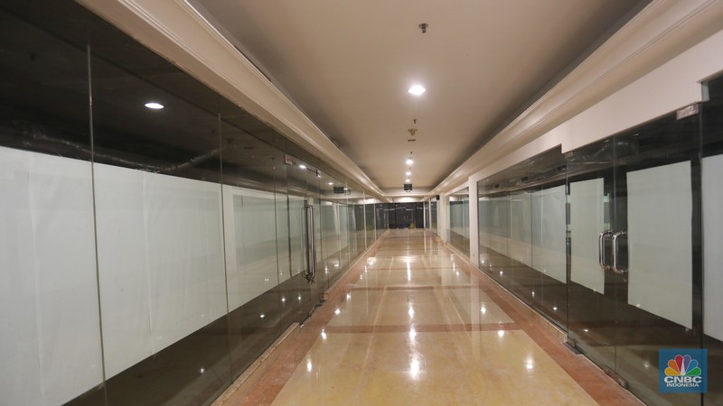 Pertokoan Ratu Plaza yang identik dengan elektronik dan gadget ini mulai ditinggal pembeli dan penjualnya. Pertokoan Ratu Plaza yang identik dengan elektronik dan gadget ini mulai ditinggal pembeli dan penjualnya. (CNBC Indonesia/Andrean Kristianto)