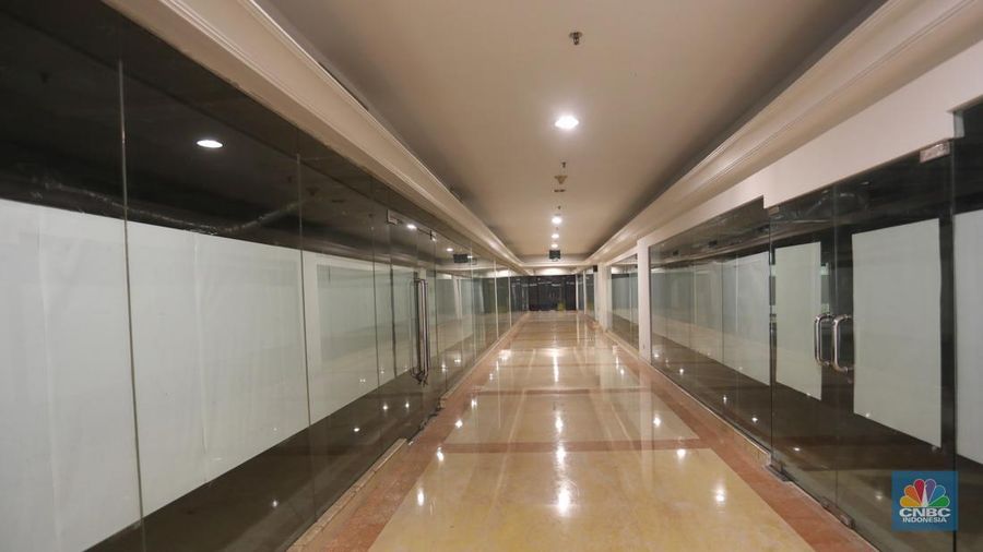Pertokoan Ratu Plaza yang identik dengan elektronik dan gadget ini mulai ditinggal pembeli dan penjualnya. (CNBC Indonesia/Andrean Kristianto)