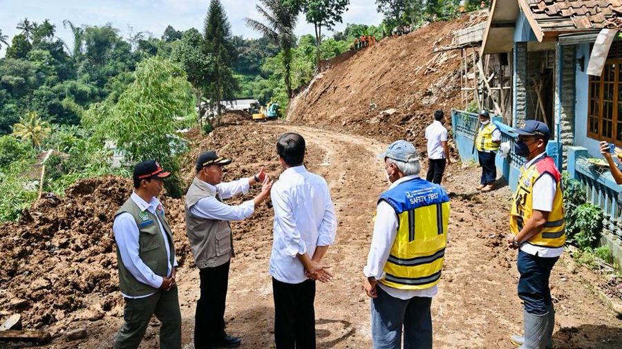 Presiden Joko Widodo dalam peninjauan penanganan dampak bencana di Kabupaten Cianjur, Kamis 24 November 2022, adalah SDN Cugenang. (Dok: Biro Pers Sekretariat Presiden)