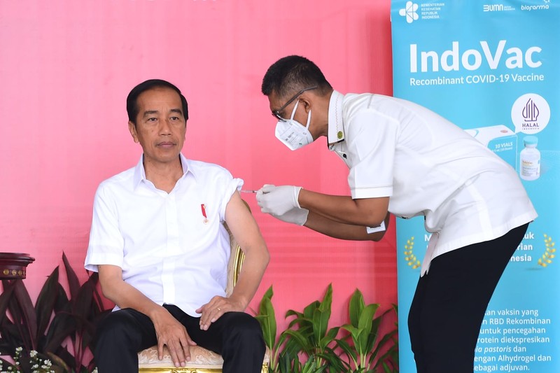 Presiden Joko Widodo (Jokowi) menerima suntikan vaksin penguat kedua di Istana Kepresidenan Bogor, Jawa Barat, Kamis (24/11/2022). (Dok: BPMI Setpres) Presiden Joko Widodo (Jokowi) menerima suntikan vaksin penguat kedua di Istana Kepresidenan Bogor, Jawa Barat, Kamis (24/11/2022). (Dok: BPMI Setpres)