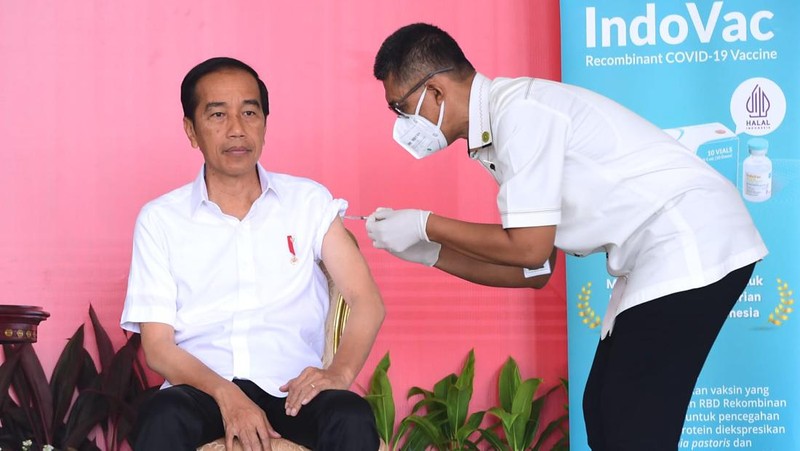 Presiden Joko Widodo (Jokowi) menerima suntikan vaksin penguat kedua di Istana Kepresidenan Bogor, Jawa Barat, Kamis (24/11/2022). (Dok: BPMI Setpres)